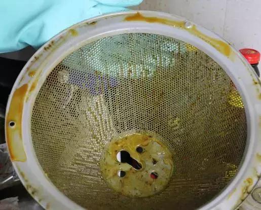 油烟机不管有多脏一个口罩就搞定,油烟机太脏了用什么清理比较干净