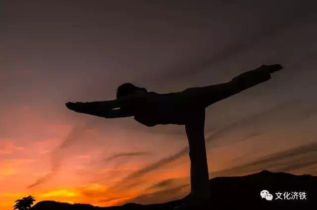 “健康济铁·瑜你同行”室外瑜伽暨摄影采风在袁洪峪举行