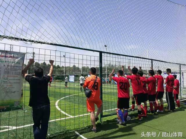 昆山体育场进行足球比赛,昆山市职工足球比赛