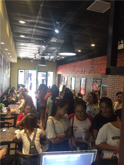 这家日销量1000份的美食店，不排队你根本吃不到！