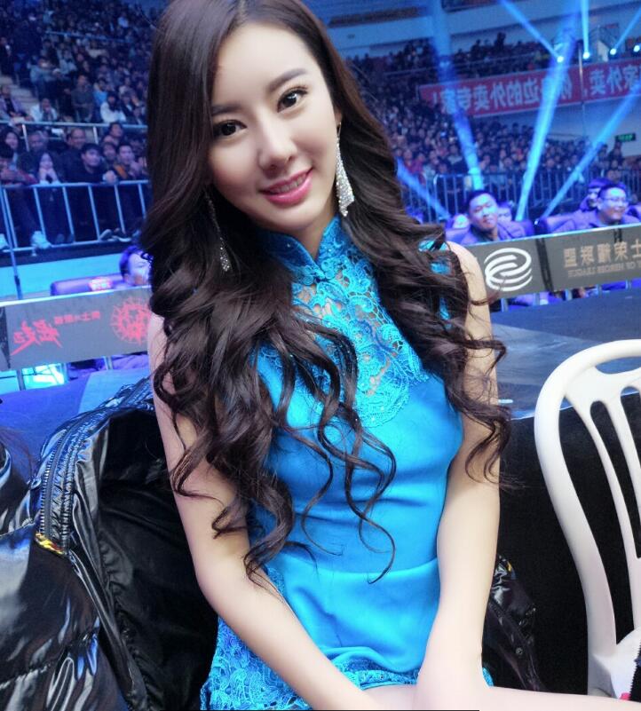 最美举牌女郎和一龙邱建良黑人拳王亲密合影，拳迷：你到底喜欢谁