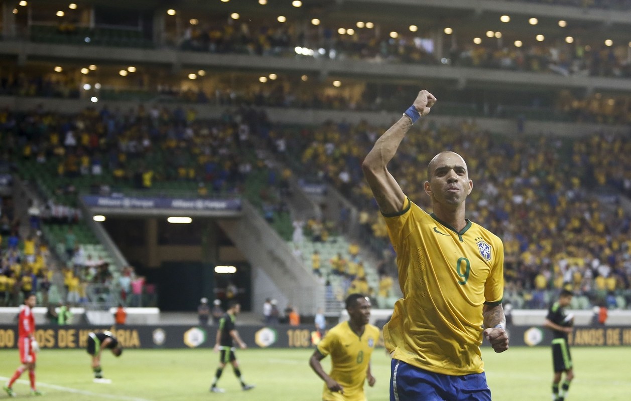 水塔变身塔神！他用行动宣示：我努力踢球，目标重返巴西国家队