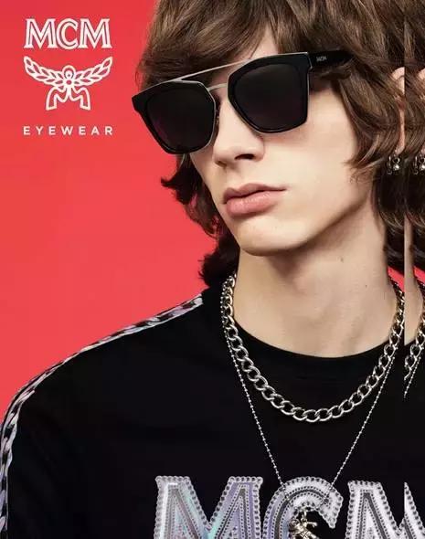 女明星把它宠上了天，一年四季走哪儿带它！