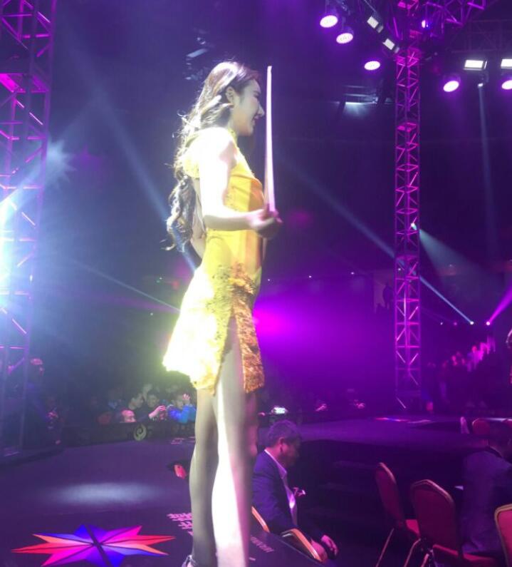 最美举牌女郎和一龙邱建良黑人拳王亲密合影，拳迷：你到底喜欢谁