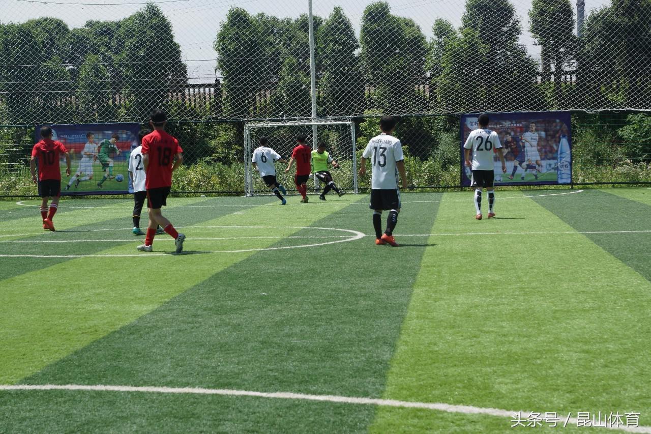 昆山体育场进行足球比赛,昆山市职工足球比赛
