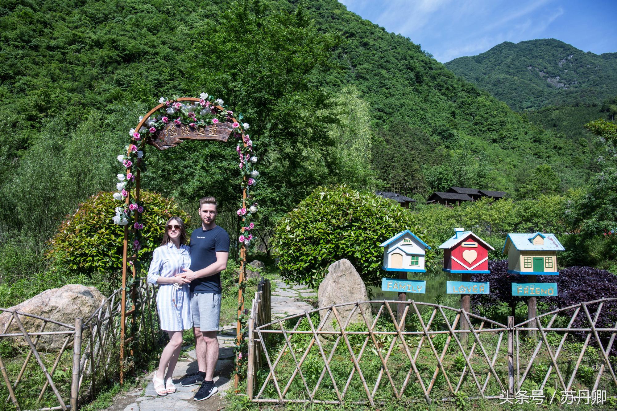 在水下洞穴探险,森林海自由潜水