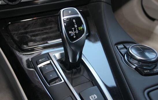 电子档行驶中挂入p挡一次会坏吗,电子挡行驶中突然挂入p会怎样