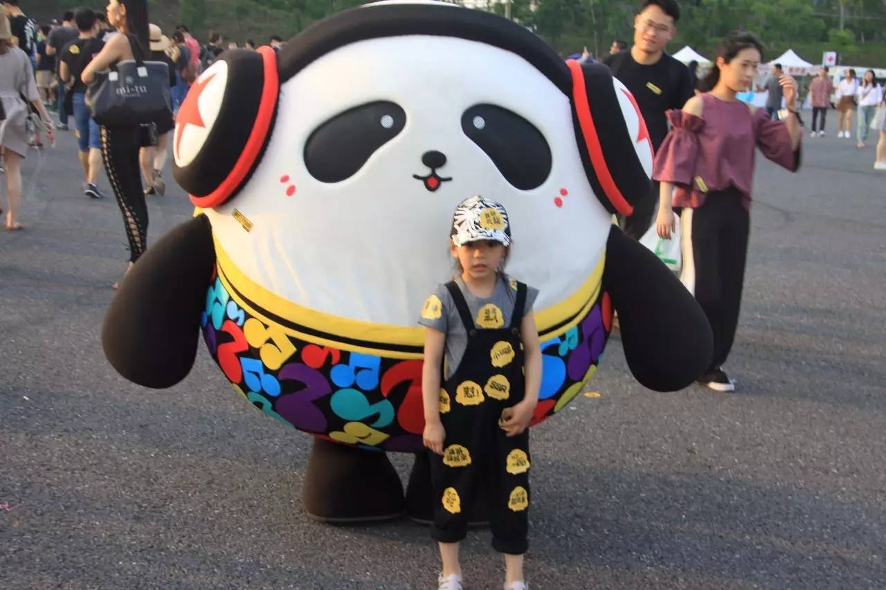 麦克熊猫首现氧气音乐节萌翻人群嗨不停
