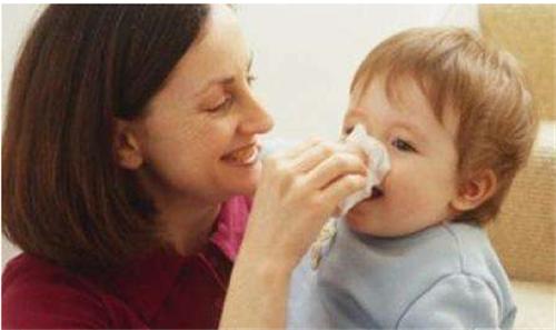 一个月的宝宝躺下就大哭,宝宝一躺下就哭竖抱着就不哭