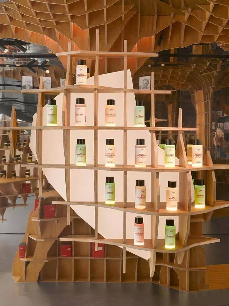 展翅腾飞的香水店