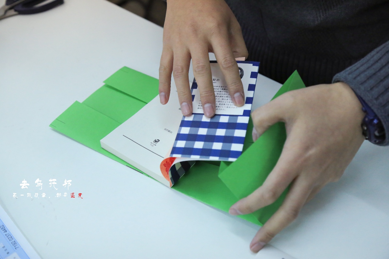 一家藏在市中心写字楼里的日本书店，一个从未在梦想前逃走的男人