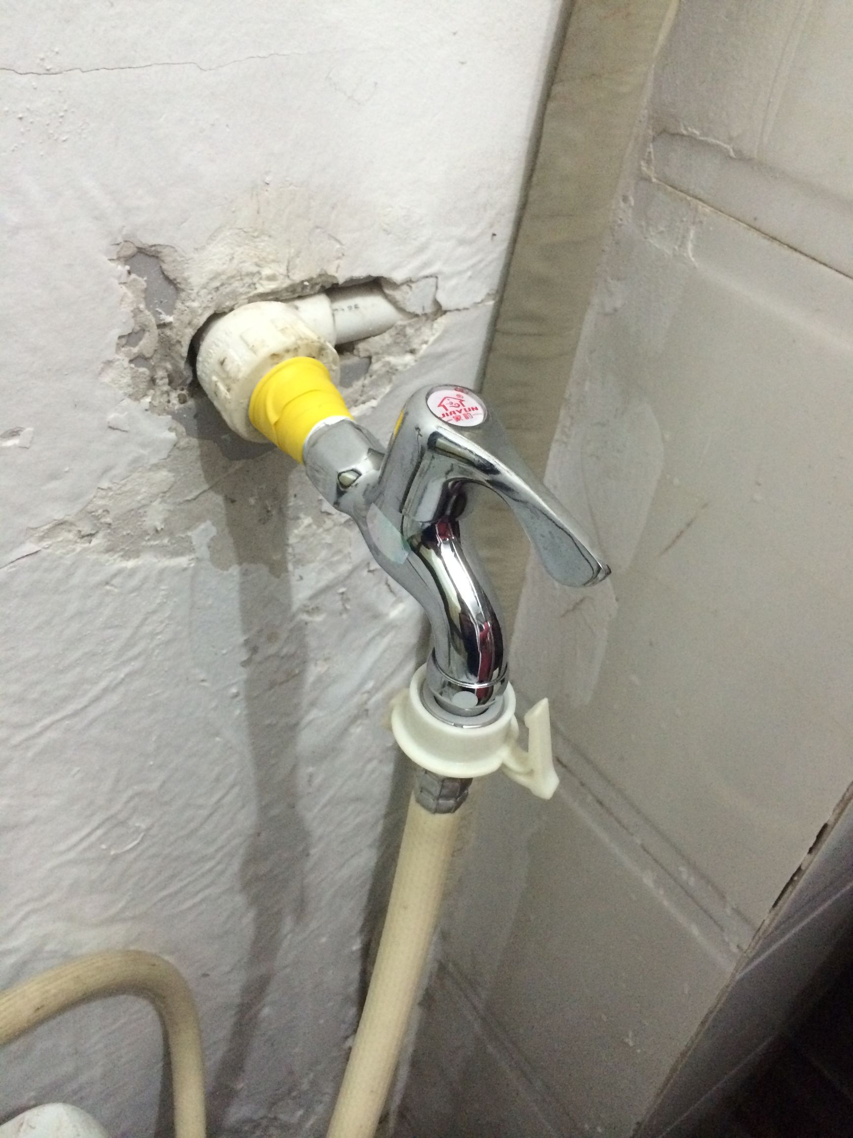 洗衣机水龙头接头坏了怎么更换,更换水龙头内丝断了如何取出