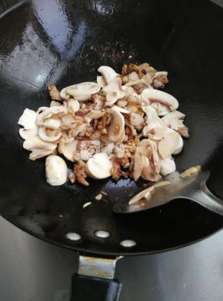 香肠炒秋葵做法步骤,炒秋葵鸡蛋的家常做法