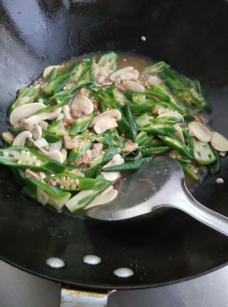 香肠炒秋葵做法步骤,炒秋葵鸡蛋的家常做法