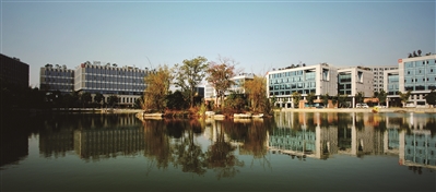 厚植创新生态激发创新创造热情,深化简政放权激发市场活力