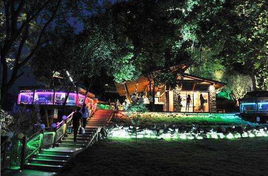 「宜昌城事」宜昌首张“外国人工作许可证”被谁领走？超美的西陵峡夜光酒吧来了，约吗？