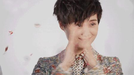 奶奶灰旗袍,李宇春黑色深v领礼服合集