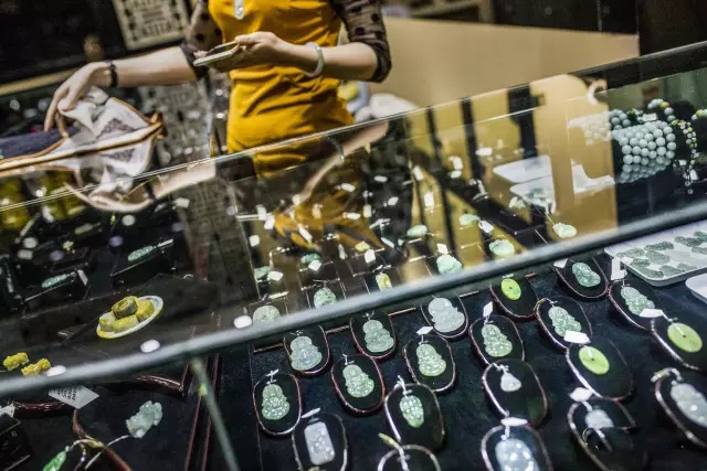 靠翡翠年赚中国2000亿，缅甸挖玉人的生活却很悲惨