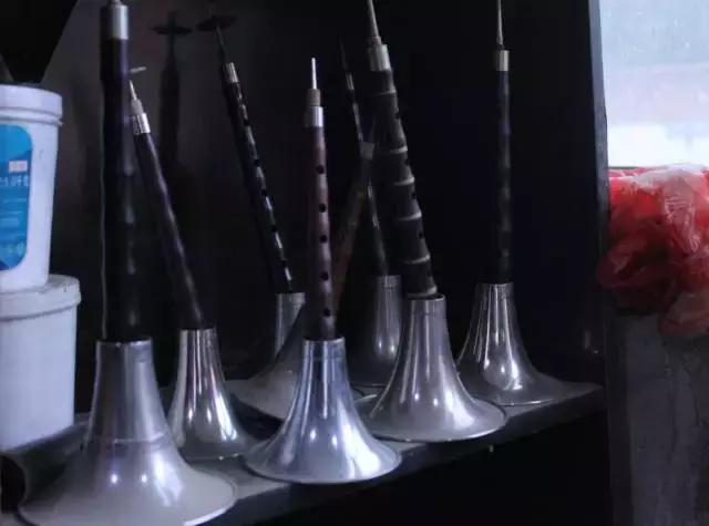 他在聊城这个不足十平米的小店里，坚守自己梦想京剧梦想