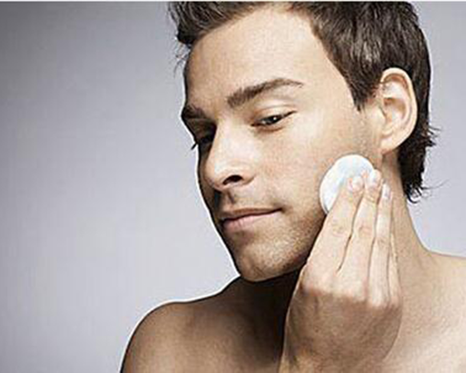 15岁的男生脸上长痘痘怎么调理,男生脸上长痘痘要怎么才能消除啊