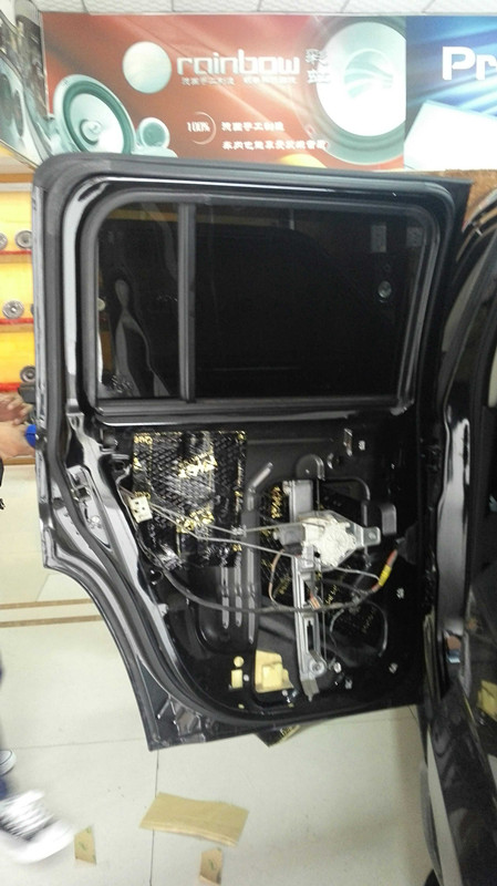 jeep指挥官音响位置,jeep指挥官2018款低音炮