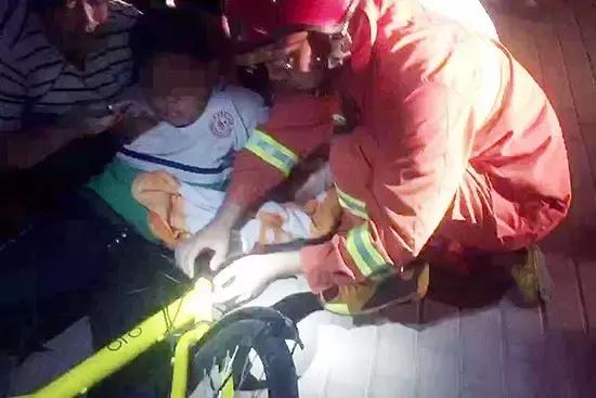 17岁男孩共享单车骑行,14岁男孩骑共享单车