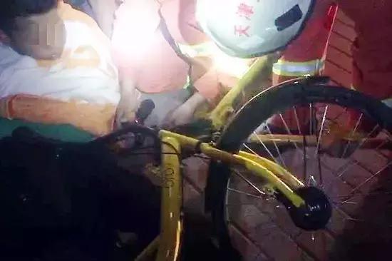 17岁男孩共享单车骑行,14岁男孩骑共享单车