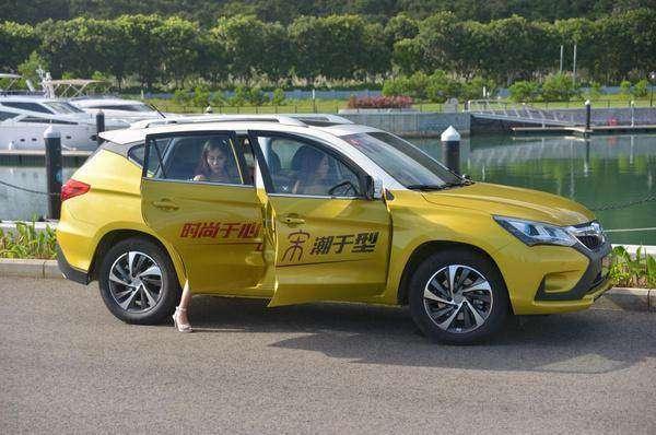 为啥年轻人,都喜欢加大的SUV越野车了,老司机一语道破