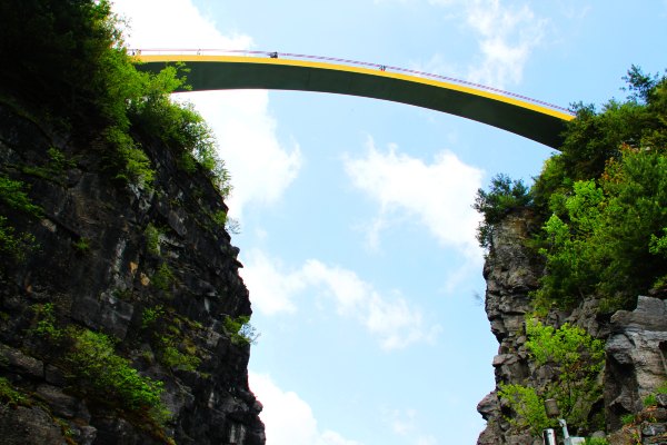 神农架有几个洞,神农架有一个神秘的深谷