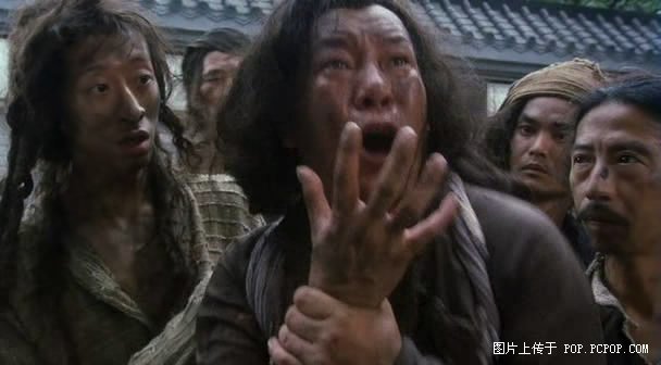 他饰《少林足球》魔鬼队九号，少林武僧出身，任深圳公安武术教头