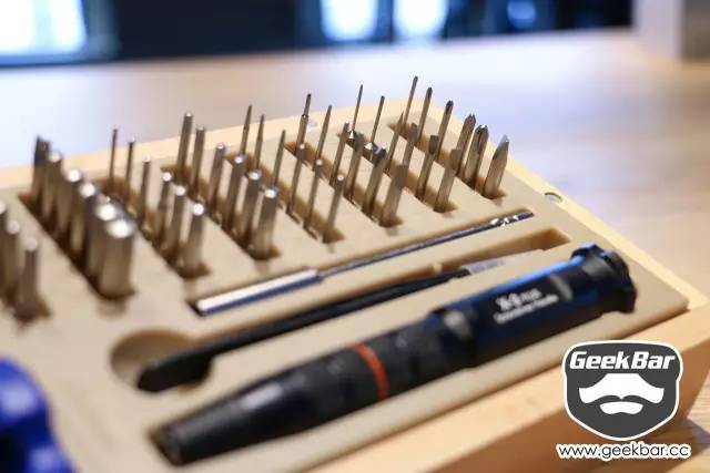 一套12合一的螺丝刀,一套小的螺丝刀