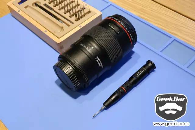 一套12合一的螺丝刀,一套小的螺丝刀