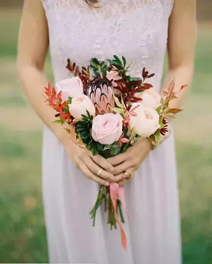 新娘手捧花20朵玫瑰代表什么,几支玫瑰花的寓意是什么呢