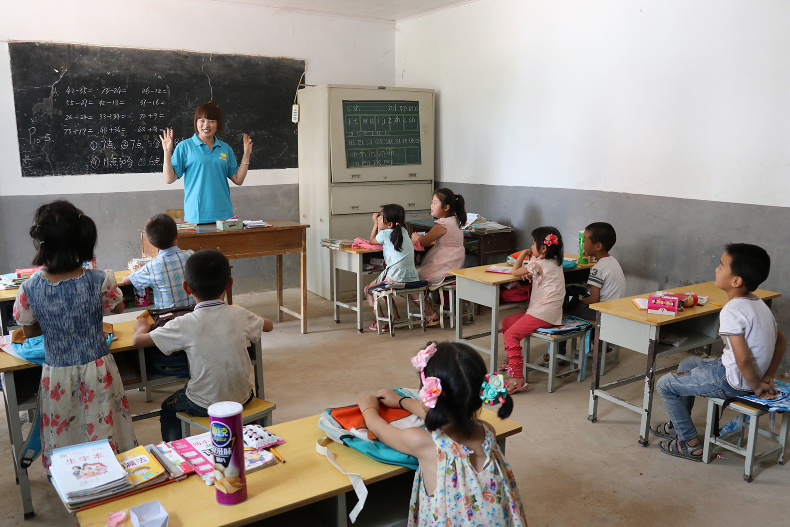 儿童节爱心人士捐赠活动,爱心企业捐赠小学饮水机庆六一