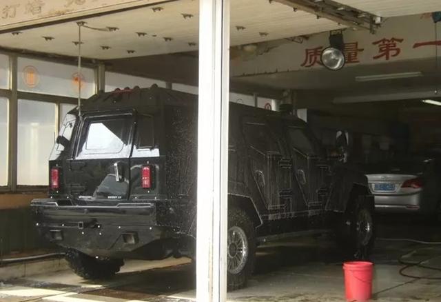 开1500万的骑士去洗车，洗车大妈以为装甲车来了，说洗不了！