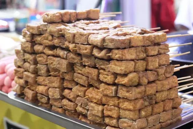 这家20年老店从一块钱的臭豆腐开始卖，如今赚了几套房