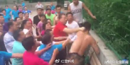 “广场舞大妈抢占篮球场”进展：球场归年轻人，大妈另找了地方