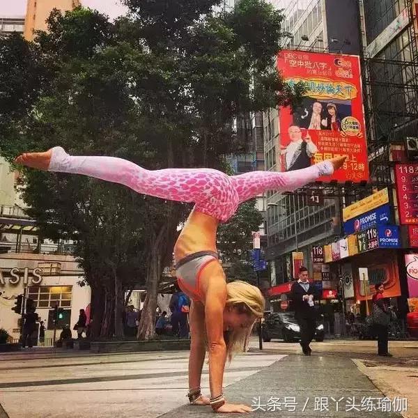 她是一名瑜伽教练英文,瑜伽老师环球旅行