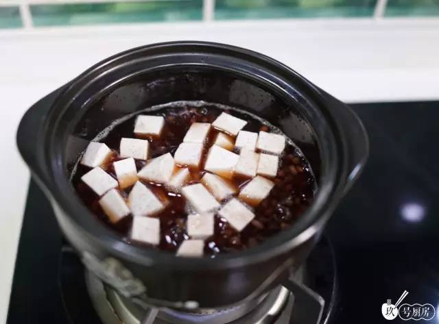 龟苓膏甜品教程,自己做的龟苓膏芋圆甜品很成功