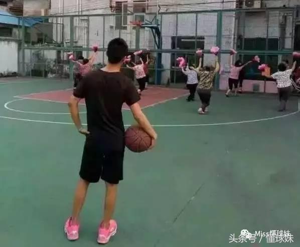 学会这招再也不怕卡粉啦,广场舞大妈和年轻人争抢篮球场地