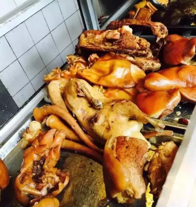 成都的夏夜，就适合穿起拖板儿鞋，整点卤菜，来盘冷啖杯！