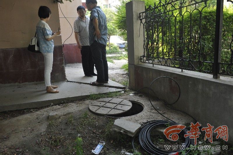 西航花园小区一根电缆绊倒一老一少两人均摔伤骨折