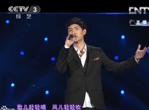 他是低音王子，曾参加07快男，跪地求关注被骂，歌手4踢馆成功