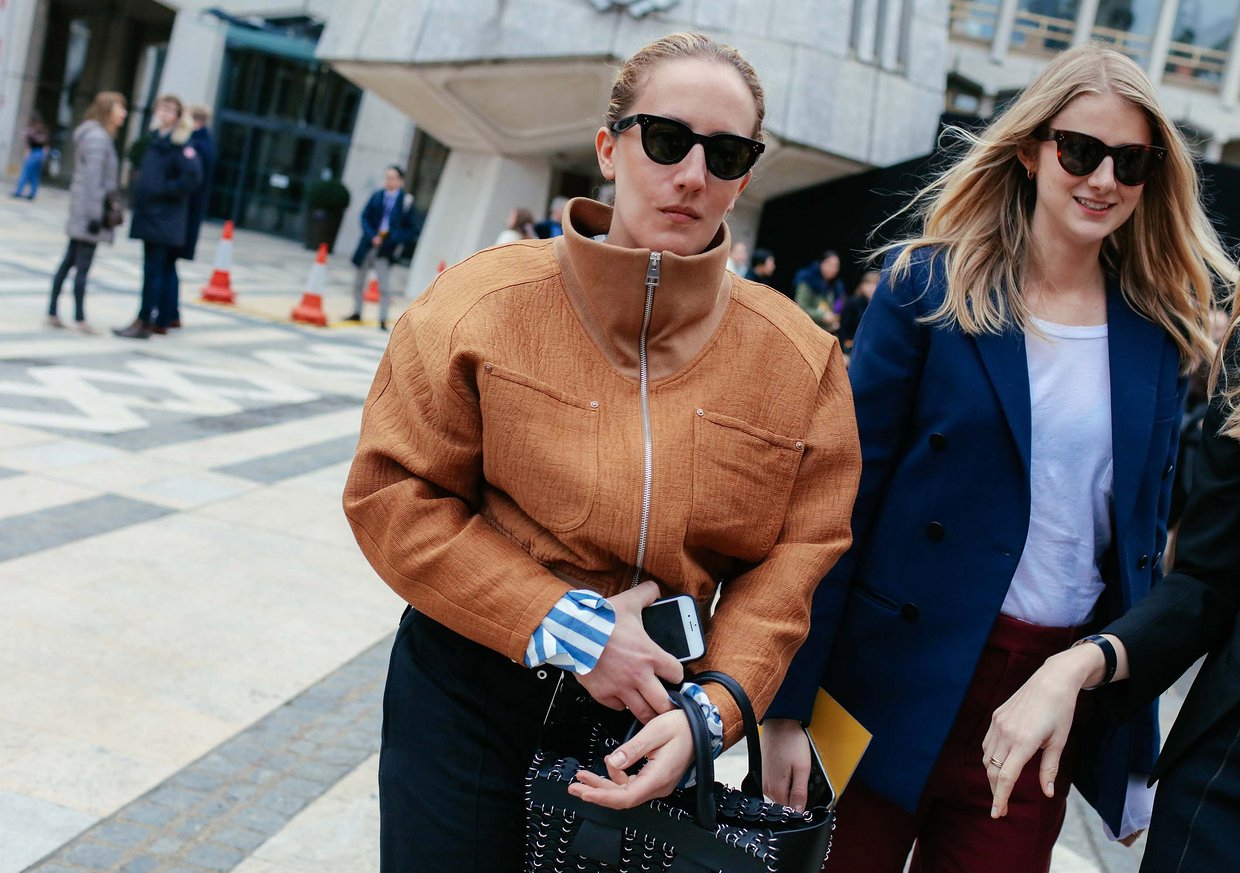 伦敦时装周时尚衣服穿搭,最新时装周街拍包包