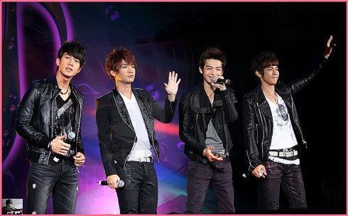 萨顶顶话筒拿反了的完整视频,万物生萨顶顶假唱转话筒事件完整