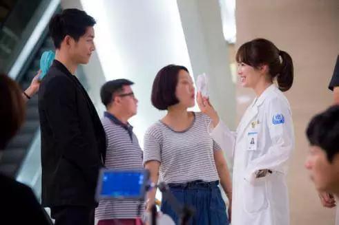 把《权利的游戏》拉下神坛的，还有这部韩版的枪炮与玫瑰...