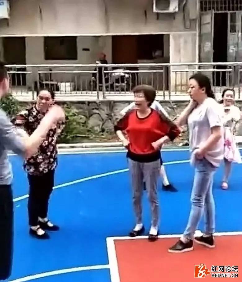湖南广场舞大妈与足球少年争场地,广场舞大妈和小伙抢篮球场视频