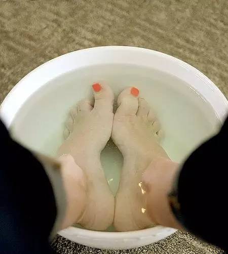 鞋子放的时间长了有异味怎么办,新鞋子有刺鼻异味怎么快速去除