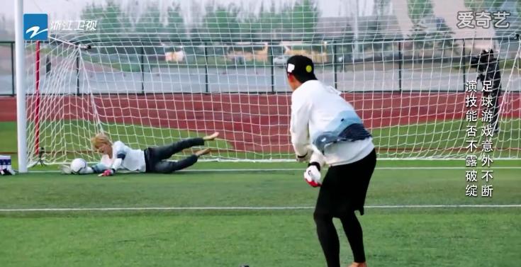 鹿晗巅峰时期有多夸张踢球,鹿晗踢球踢哪个位置