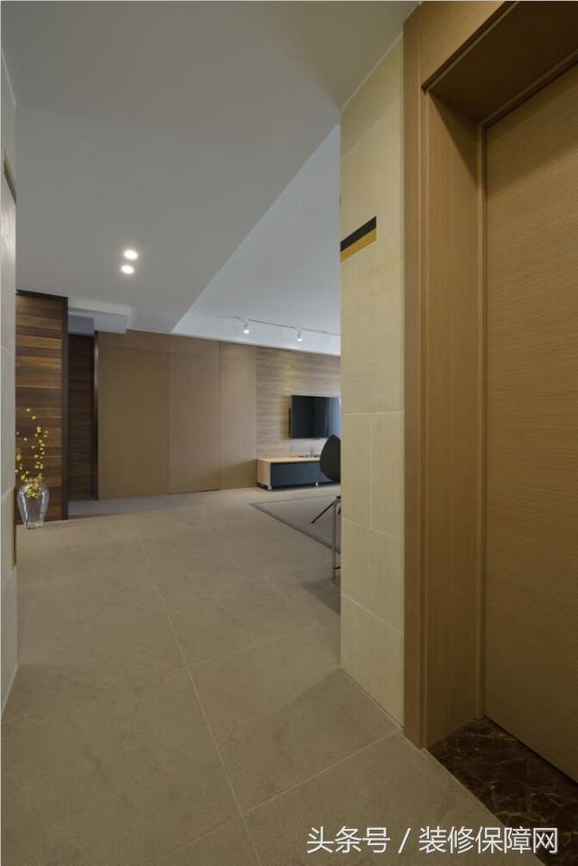 新家装修好了夸装修师傅们的视频,1.5米客厅地面砖错位贴好看